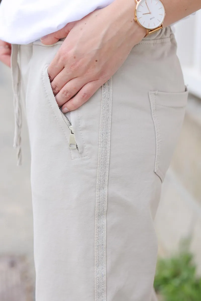 Jogging confort beige ceinture élastique liseré brillant sur les cotés